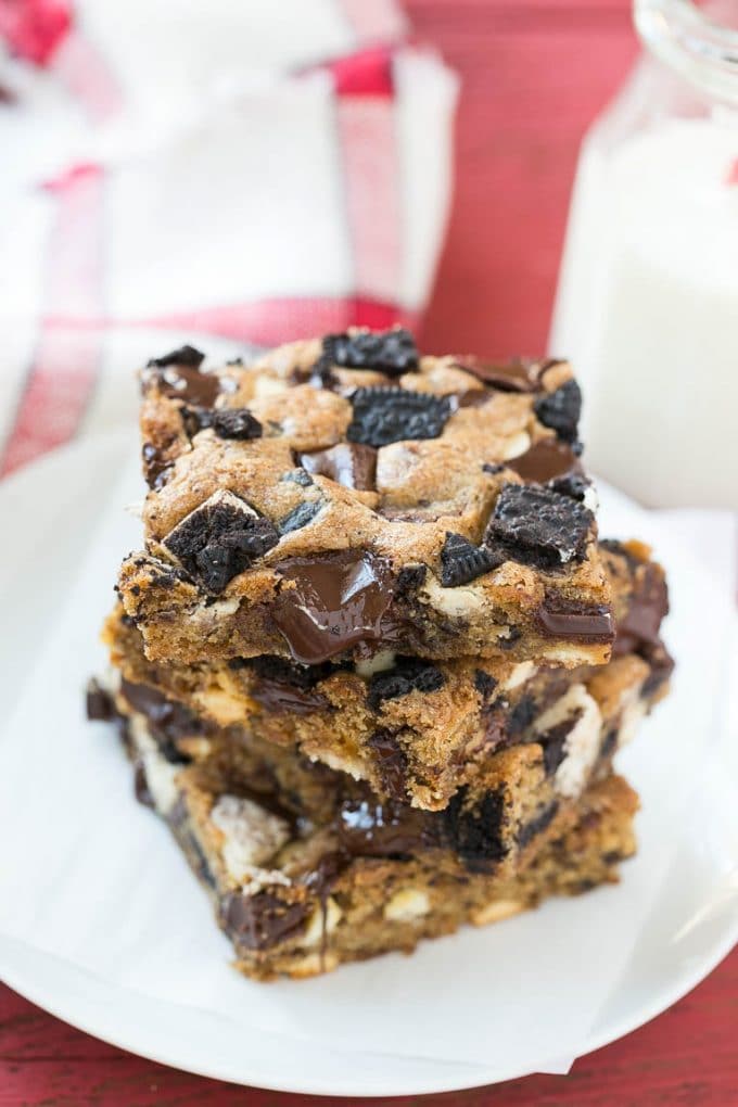 Cookies and Cream Bars Recipe | Oreo Bars | Blondie Recipe #chocolate #oreo #blondies #baking #cookies #bajap Oreo cookies and cream blondies on a serving plate.