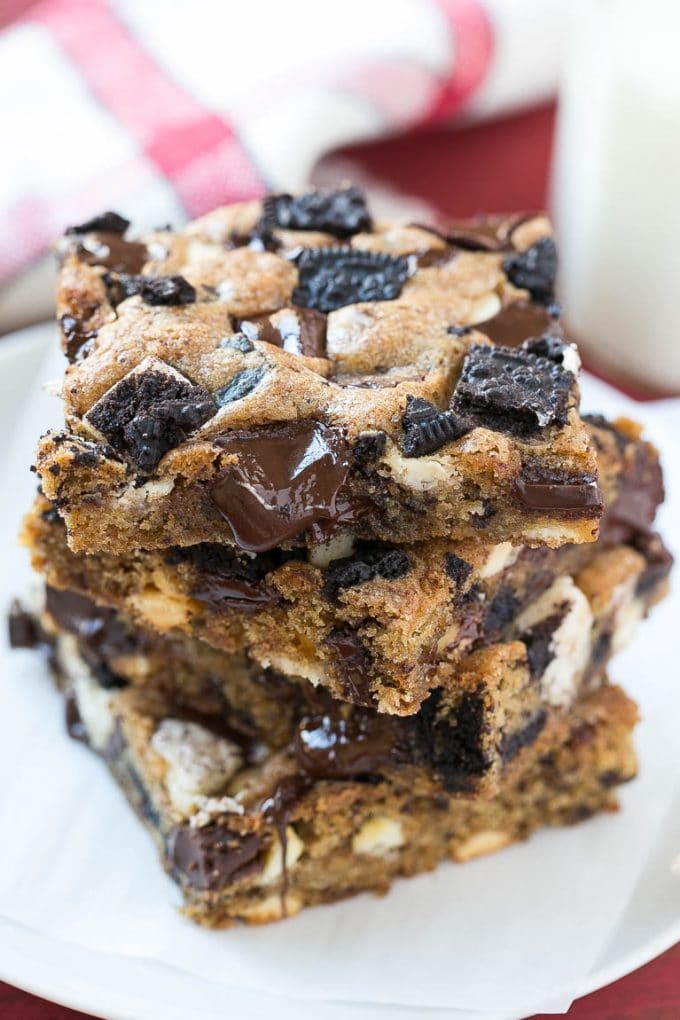 Cookies and Cream Bars Recipe | Oreo Bars | Blondie Recipe #chocolate #oreo #blondies #baking #cookies #bajap A stack of Oreo bars filled with Oreo cookies and chocolate chunks.
