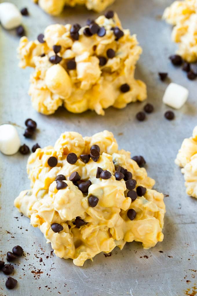 Avalanche Cookies Recipe | No Bake Cookie Recipe | Easy Cookie Recipe | Avalanche Bark #bark #avalanche #avalanchecookies #cookies #nobakecookies #nobake #dessert #bajap No bake avalanche cookies made with marshmallows, peanut butter and white chocolate.