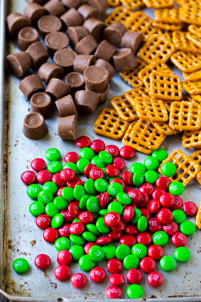 Rolo Pretzels Recipe | Chocolate Pretzels | Caramel Pretzels | Holiday Candy #christmas #baking #dessert #candy #chocolate #caramel #pretzels #bajap M&M's, pretzels and Rolo candies.