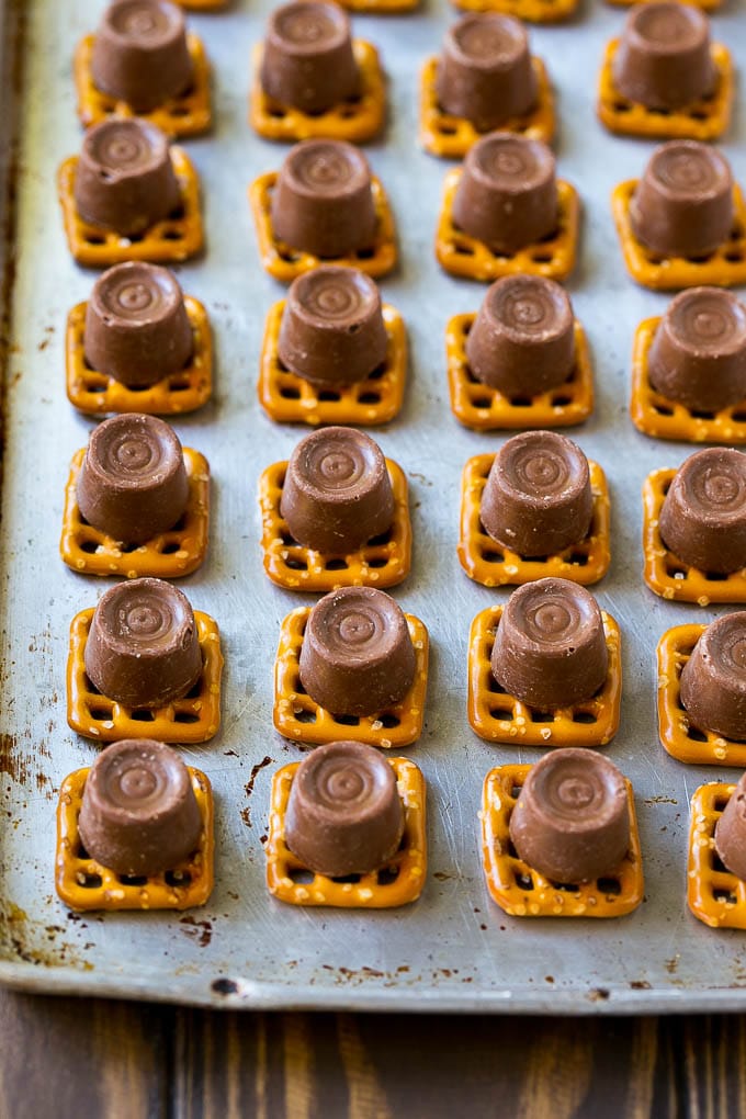Rolo Pretzels Recipe | Chocolate Pretzels | Caramel Pretzels | Holiday Candy #christmas #baking #dessert #candy #chocolate #caramel #pretzels #bajap Squares with candies on top.