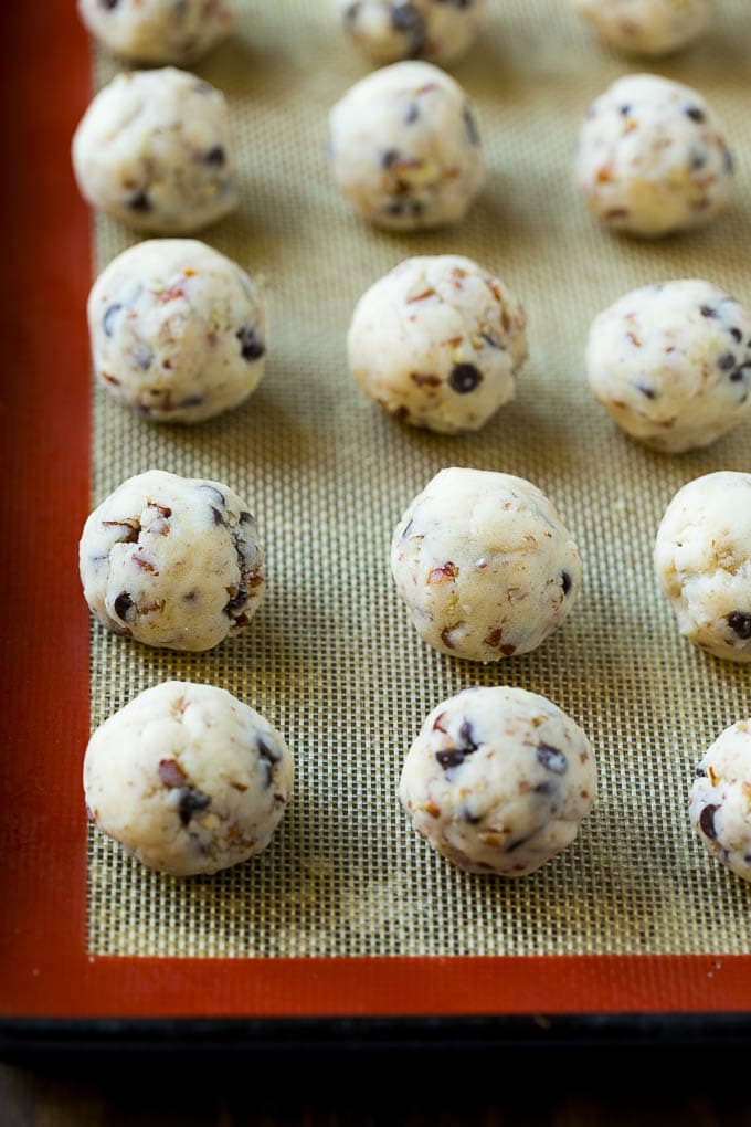 Snowball Cookies Recipe | Mexican Wedding Cookies | Russian Tea Cakes #cookies #pecan #chocolate #baking #dessert #christmas #bajap Balls of dough ready to be baked.
