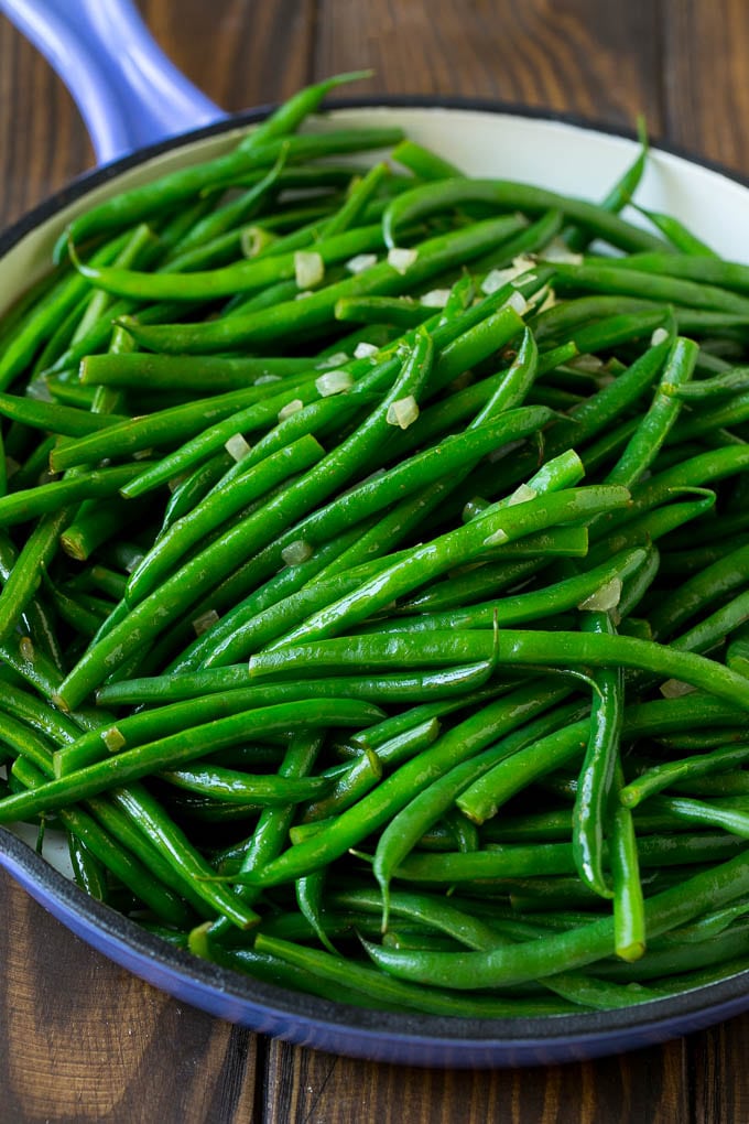 Green Beans with Bacon Recipe | Bacon Green Beans #bacon #greenbeans #sidedish #thanksgiving #veggies #dinner #bajap Cooked green beans tossed with diced onion.