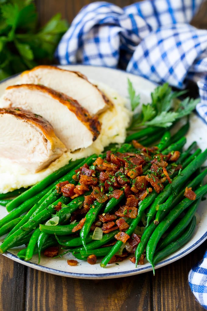 Green Beans with Bacon Recipe | Bacon Green Beans #bacon #greenbeans #sidedish #thanksgiving #veggies #dinner #bajap Green beans with bacon served alongside turkey and mashed potatoes.
