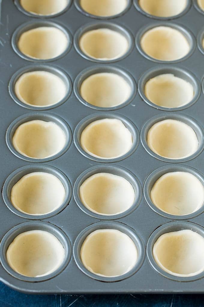 Mini Quiche Recipe #eggs #breakfast #brunch #appetizer #bajap Pie crust rounds pressed into muffin tins.