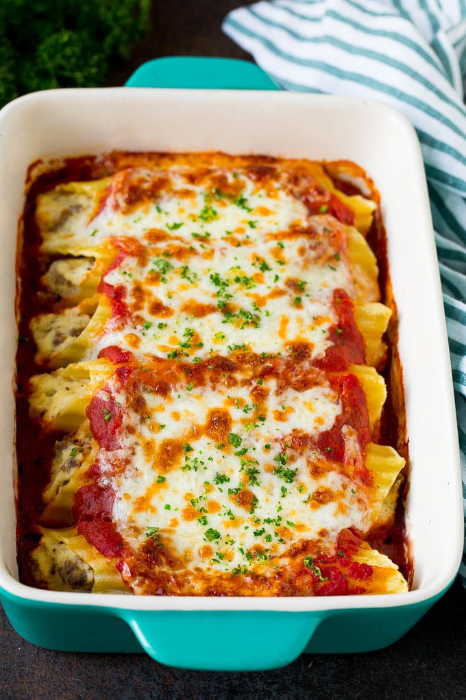 Baked Manicotti Recipe #pasta #cheese #dinner #bajap A dish of baked manicotti pasta topped with melted cheese and parsley.
