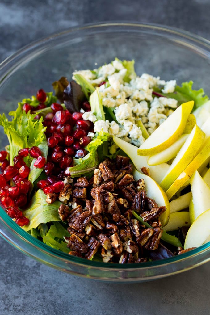 Pear Salad Recipe #salad #pears #fall #winter #dinner #bajap Lettuce with sliced pears, blue cheese and pecans on top.