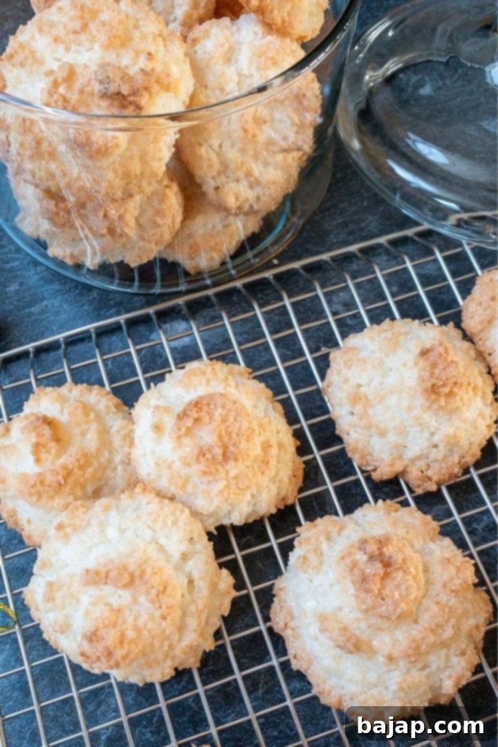 Grannies coconut "busserl" cookie
