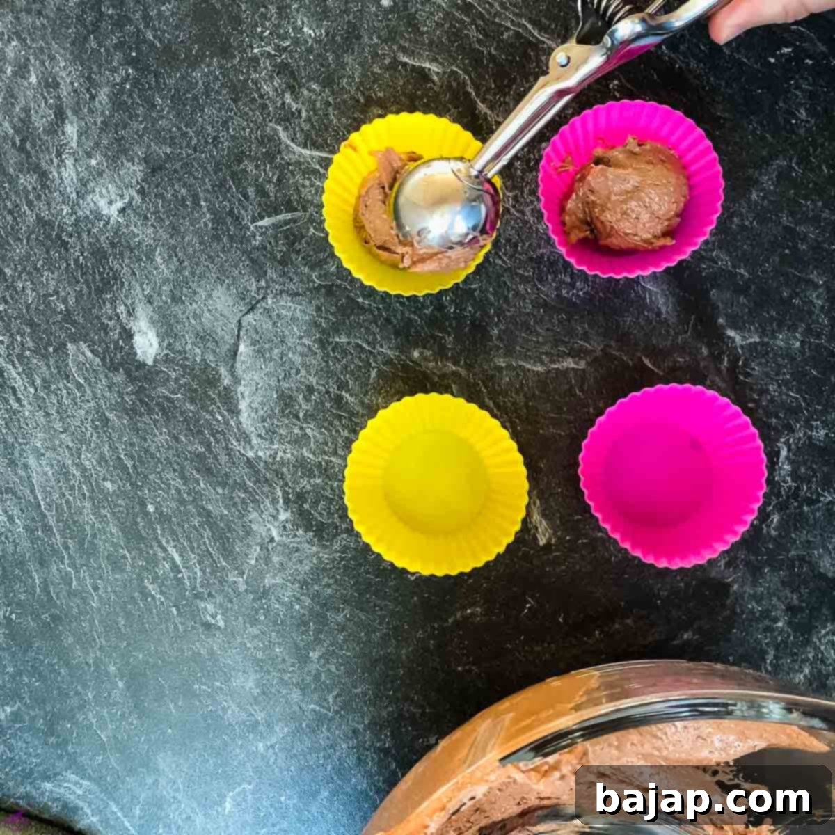Fill up the muffin molds with chocolate cake batter.