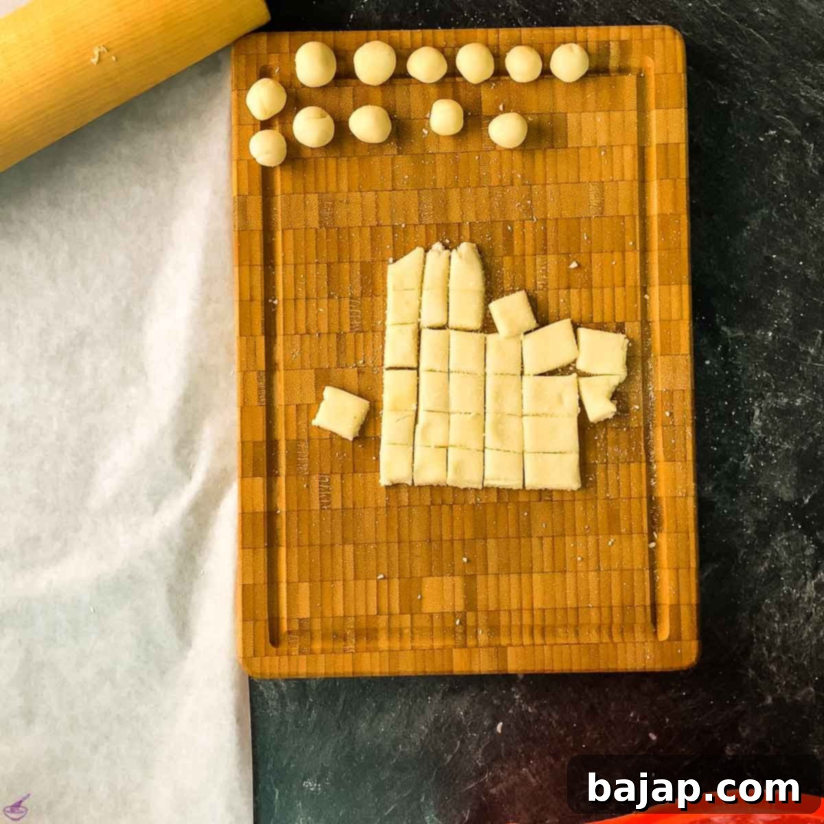 Roll the marzipan cubes into small balls.