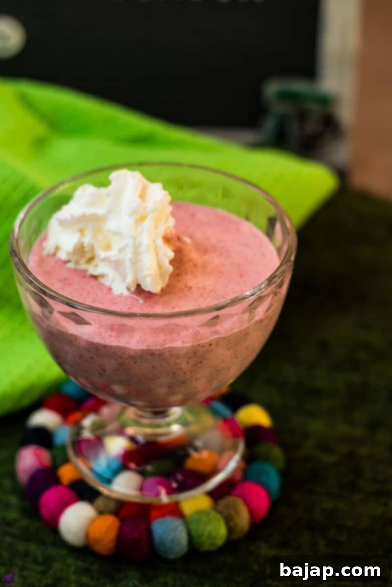 Ready to eat strawberry cream with a wonderful intense pink color and creamy texture. Divine and refreshing, perfect for a quick dessert!