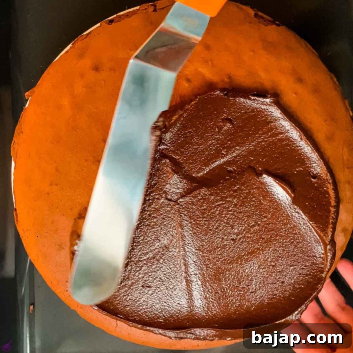 Spread the glaze over the entire Sacher Torte.