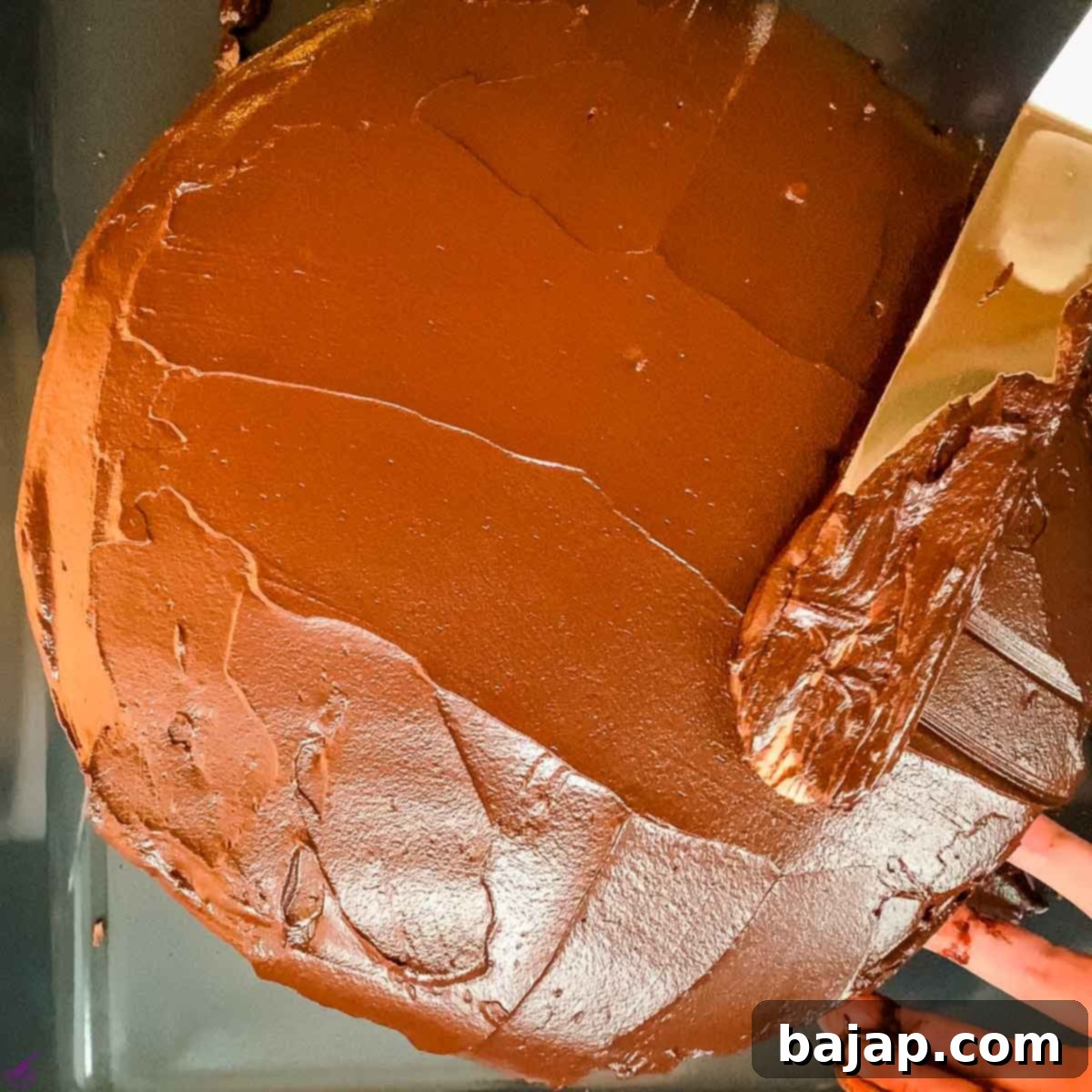 Spread the glaze over the entire Sacher Torte.