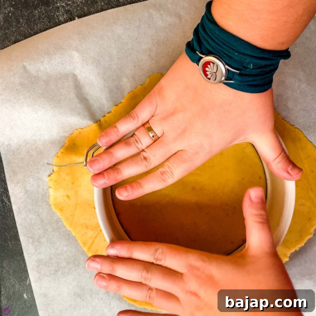 Cut out the bottom of the crust, using the springform pan.