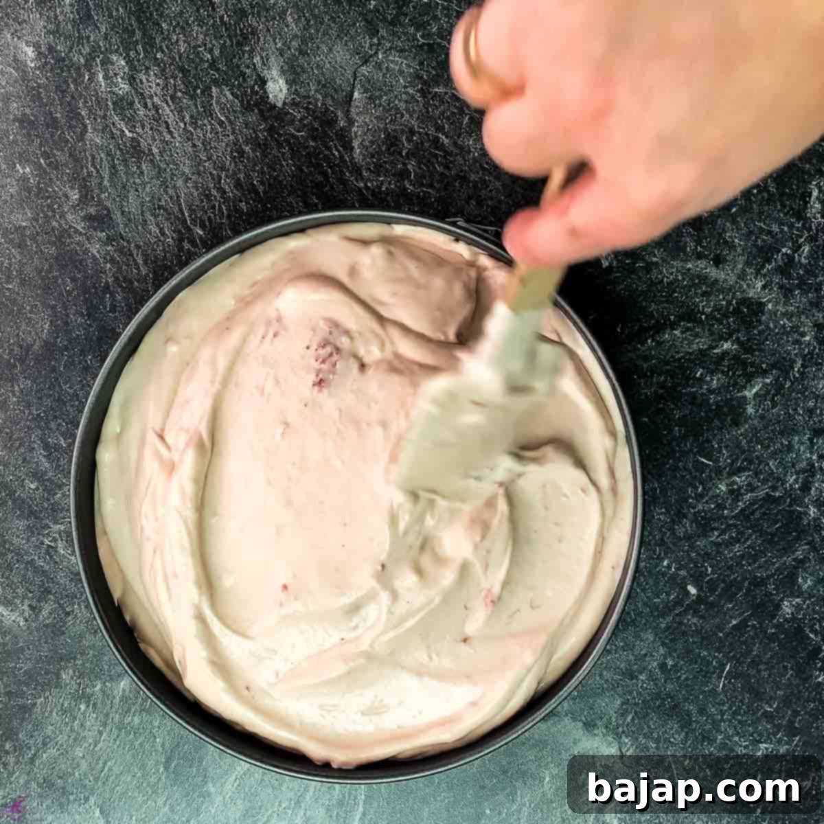 Spread the strawberry cream evenly with a spatula for a smooth surface.