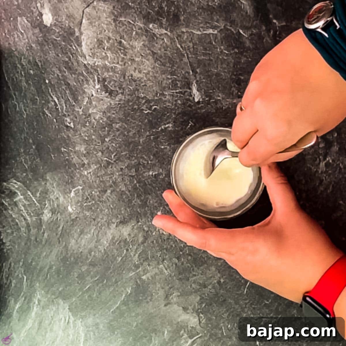 Mix the cornstarch with the tablespoon of milk until there are no more lumps.