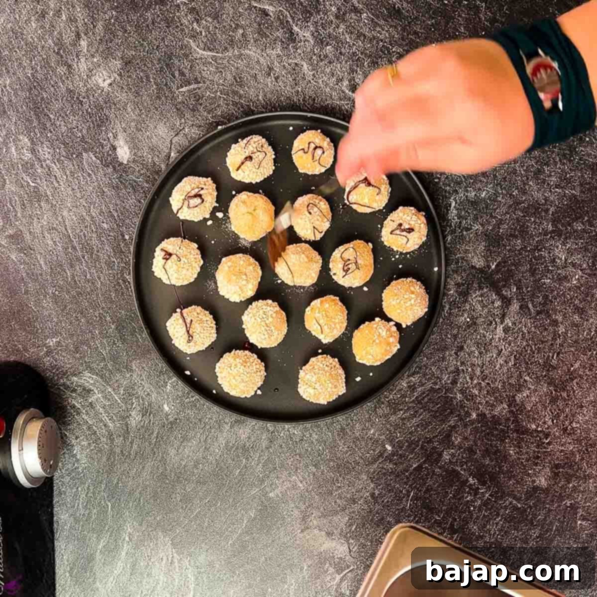 Drizzle the mascarpone cookies with chocolate sauce.