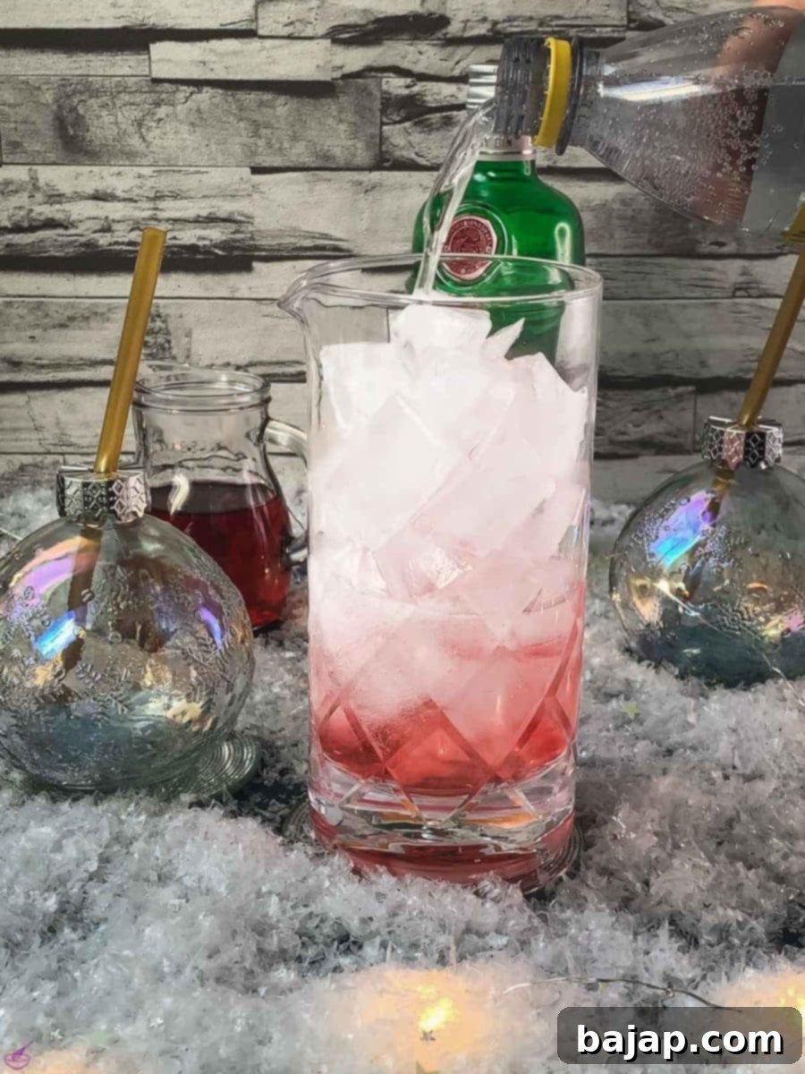 Fill up the stirring glass with tonic water.