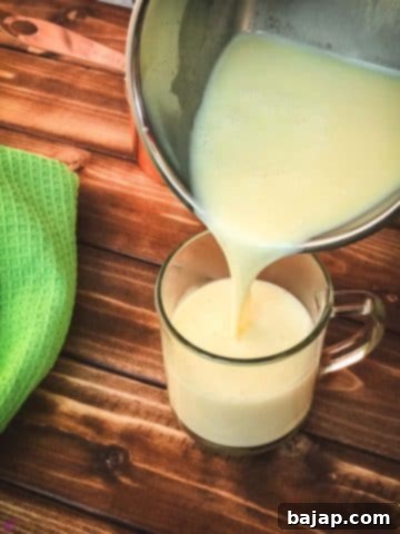 Fill the glass with your homemade hot white chocolate.