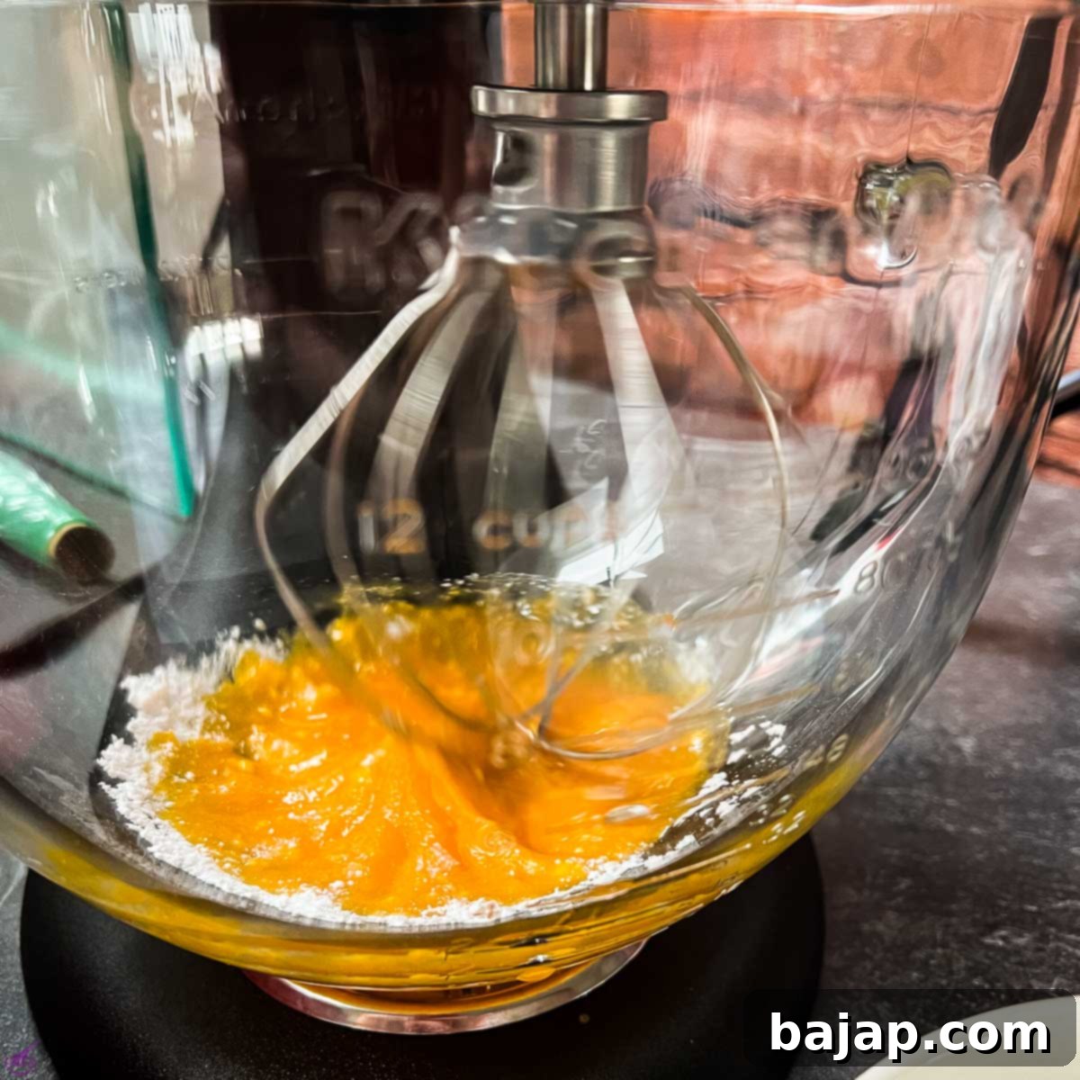 Mix the yolks with the powderes sugar.
