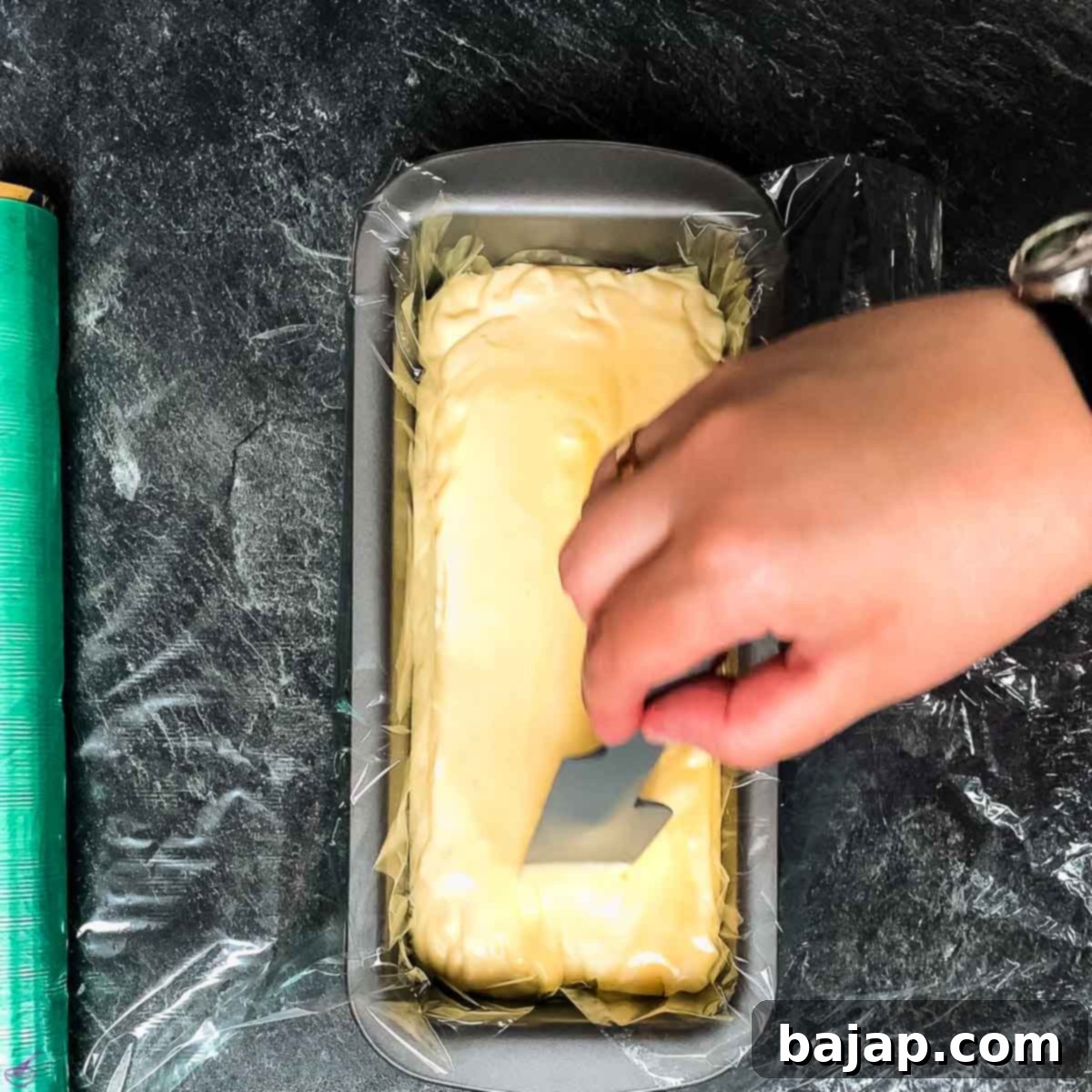 Fill the loaf pan with the parfait mixture and smooth out the parfait.