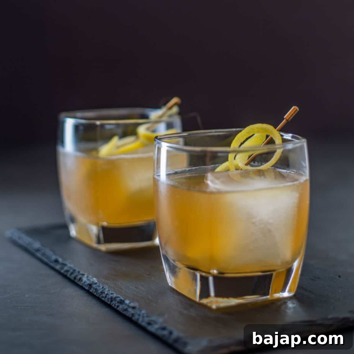 Ginger Lemon Kombucha Cocktail with Bourbon, a low-calorie summer drink.