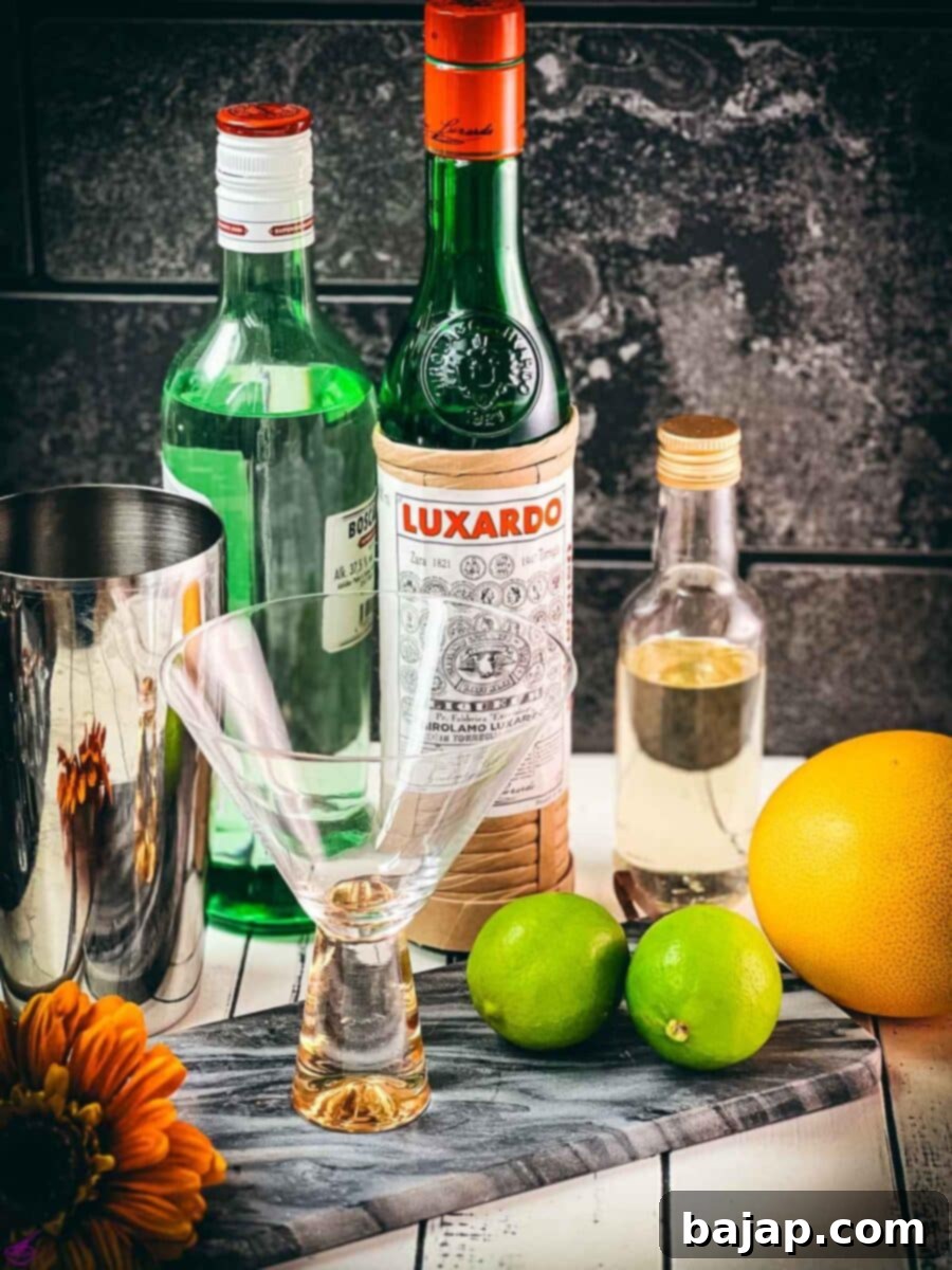 Ingredients Hemingway daiquiri - Maraschino liqueur, white rum, lime juice, grapefruit juice and optional sugar syrup.