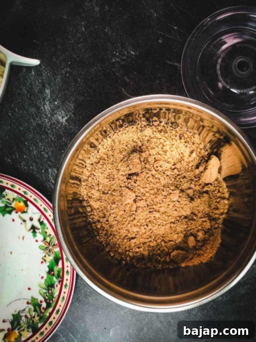 Speculoos cookie crumbs.