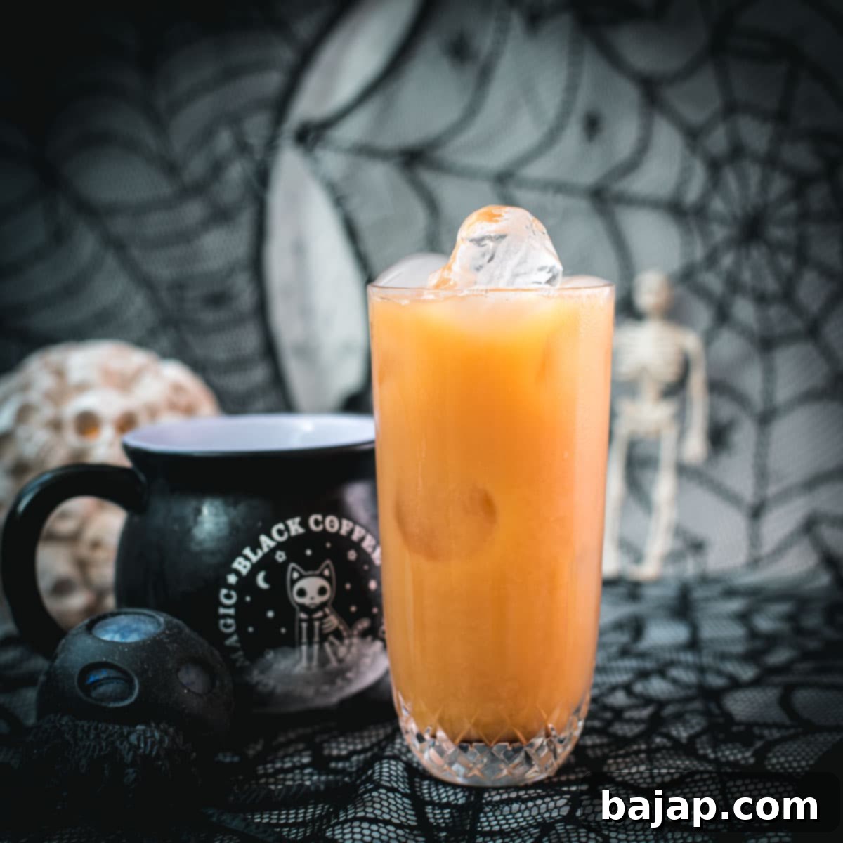 Spooky and delicious Sloe screw cocktail with Sloe gin and orange juice. Easy and delicious!