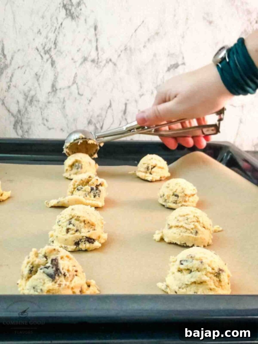 Scoop the cookie dough on the baking tray.