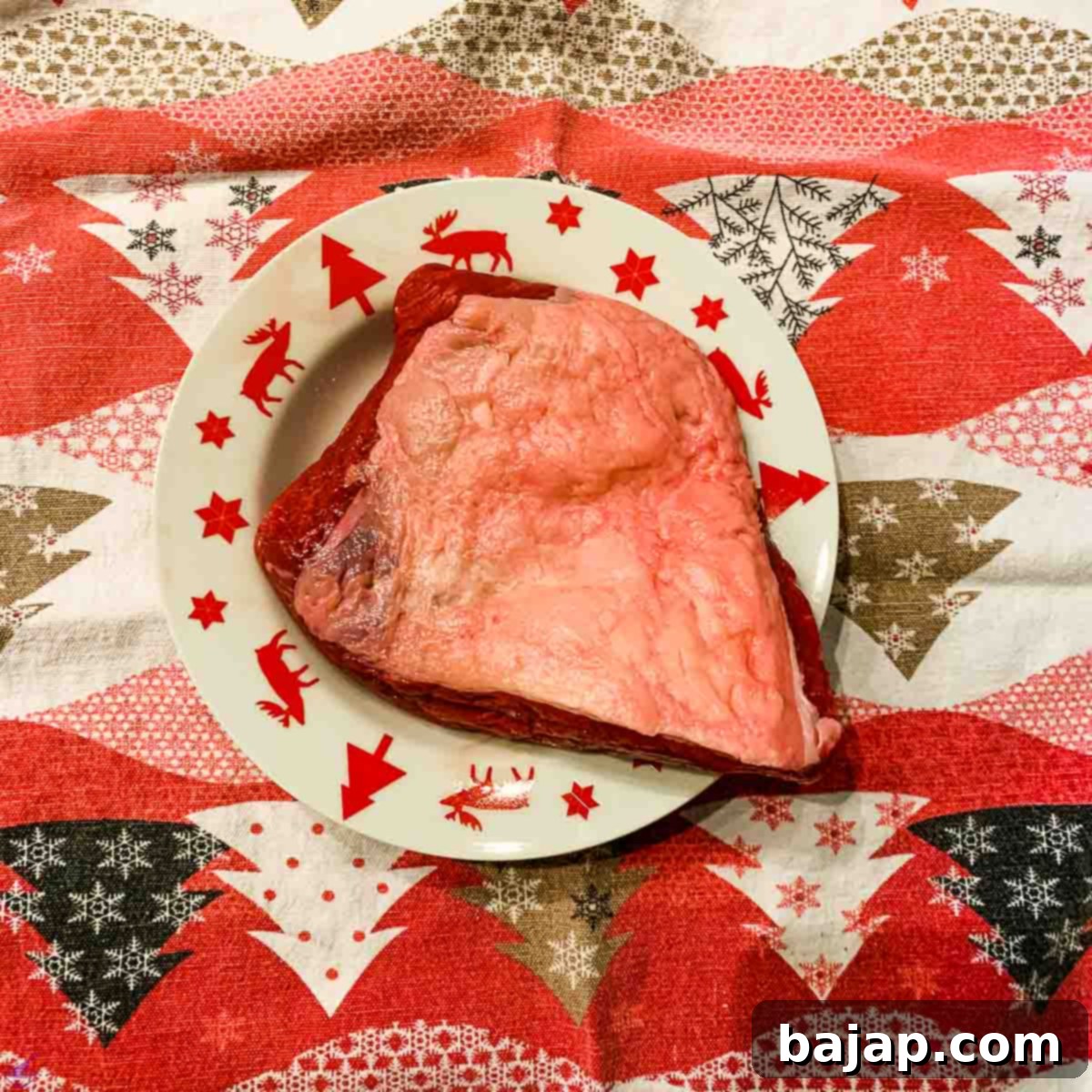 The Tafelspitz is part of the beef hindquarter. It forms the flat end of the beef rump, tapering to the tail. The meat is medium to long fibrous and therefore suitable for simmering, cooking, and braising.