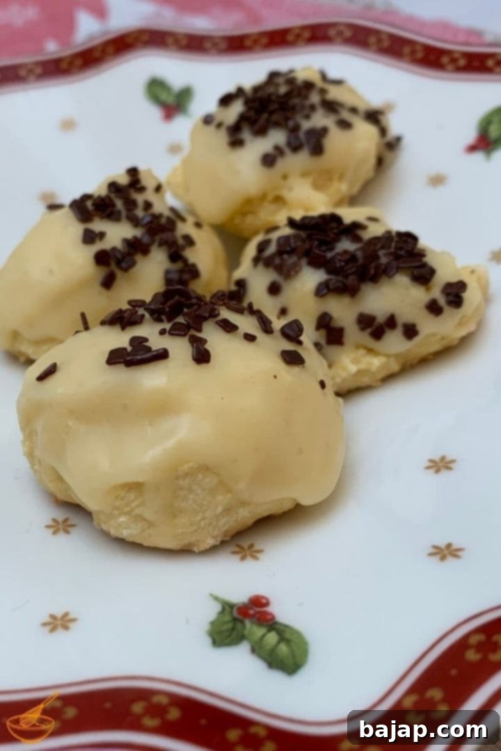 Advocaat Bites - a delicious, slightly alcoholic delicacy for Advent. Combined with chocolate sprinkles, this cookie is a delight during Advent and tastes especially good with coffee or tea.