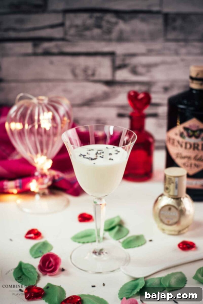Gin Alexander: A Timeless Classic with a Modern Twist 3 Elegant Gin Alexander, garnished with lavender buds. Perfect for Valentine's Day!
